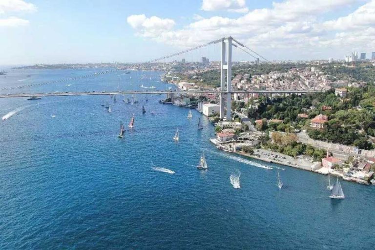 گردش در دل بسفر؛ تجربه قایق‌سواری و تورهای آبی در استانبول